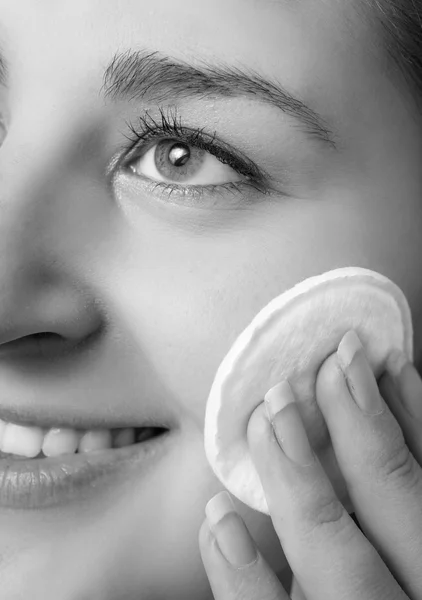 Retrato en blanco y negro de la hermosa mujer quitando el maquillaje —  Fotos de Stock