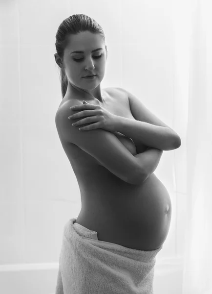 Silhueta preto e branco da mulher grávida posando no chuveiro — Fotografia de Stock