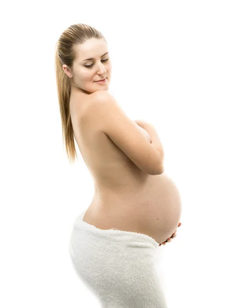 Porträtt av vacker gravid kvinna omfattas i handduk — Stockfoto