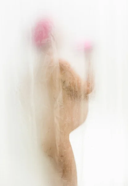 Mujer embarazada tomando ducha detrás de la cortina — Foto de Stock