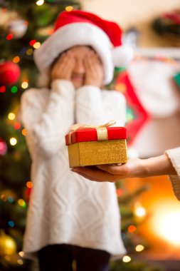 sevimli küçük kız Noel hediyesi için bekliyor