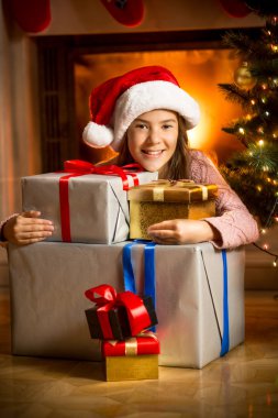 Noel ile poz gülümseyen kız portresi sunuyor