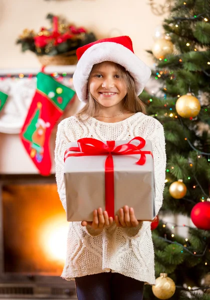 Boldog little girl gazdaság nagy karácsonyi ajándék doboz — Stock Fotó