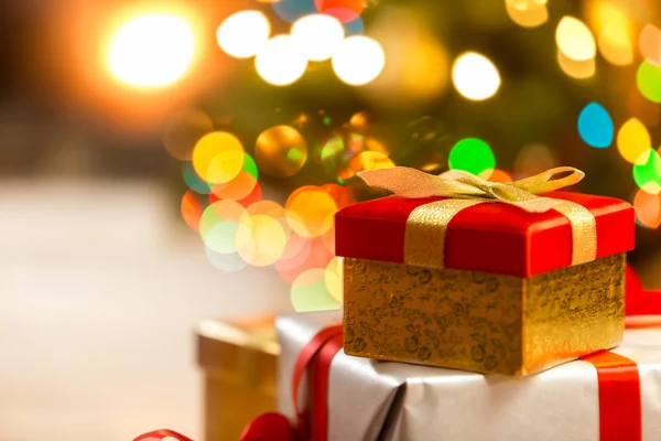 Close-up van Kerstmis geschenkdozen op de achtergrond van de lichten — Stockfoto