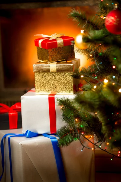 Pilha de presentes em caixas sob a árvore de Natal — Fotografia de Stock