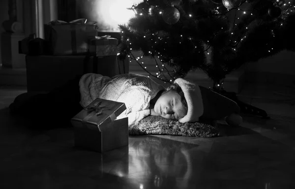 Retrato de menina deitada no chão e olhando para o presente — Fotografia de Stock