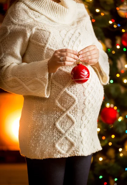 Pregnant woman getting ready for Christmas — Stock Photo, Image