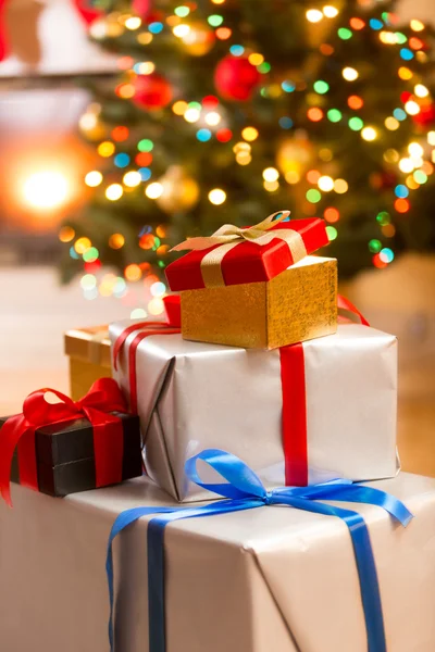 Fechar a pilha de caixas de presente sob a árvore de Natal em viver ro — Fotografia de Stock