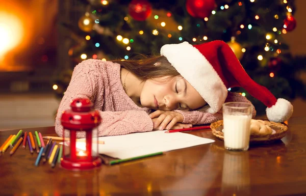 Menina sentiu dormindo enquanto escrevia para Santa — Fotografia de Stock