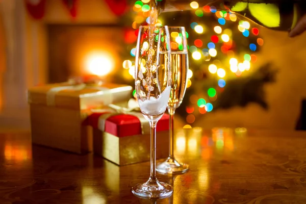 Mesa de jantar decorada para o Natal com copos de champanhe — Fotografia de Stock