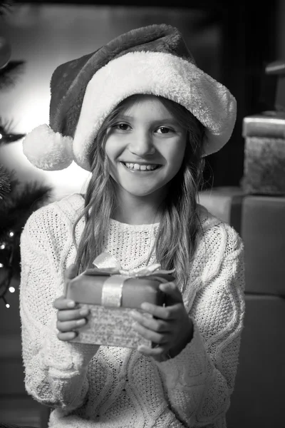 Portrét roztomilý usmívající se dívka drží Vánoční dárková krabička — Stock fotografie