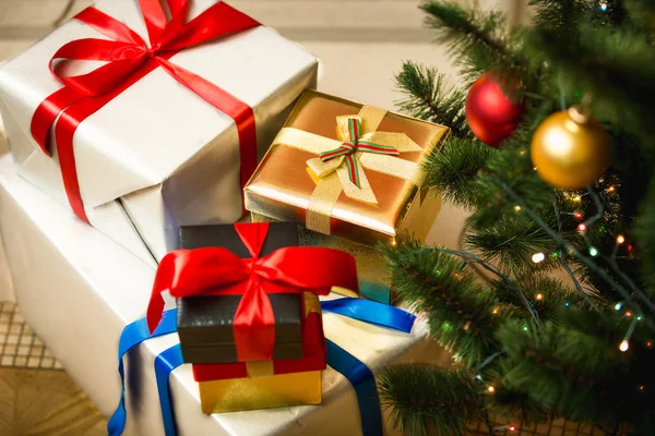 Regalos de Navidad en cajas en el suelo en la sala de estar —  Fotos de Stock