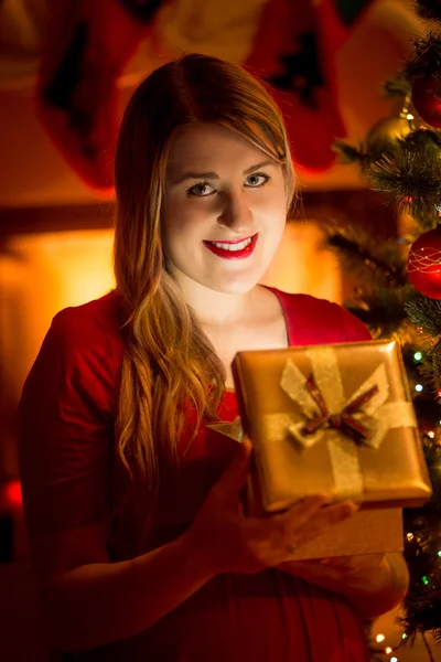 Parlak Noel hediye kutusu tutan mutlu kadın portresi — Stok fotoğraf