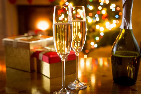 Шампанські окуляри, зняті на фоні різдвяних вогнів — стокове фото