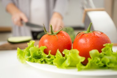 taze domates marul yaprakları pişirme arka plan üzerinde yatan 