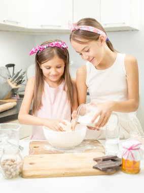 gülümseyen kız mutfak üzerinde beyaz kase hamur yapma