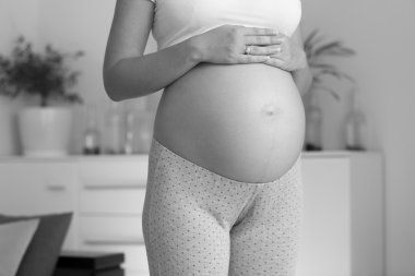 Hamile kadın büyük göbek elele portre fotoğrafı
