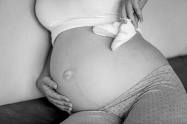 hamile kadın bebek ile poz siyah beyaz fotoğrafı o çorap