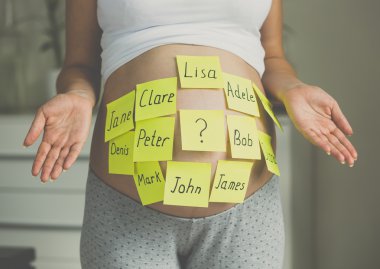 Hamile kadının göbek üzerinde çocuk isimleri ile atış tonda