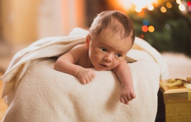 mide sepeti şöminenin yanında yatan erkek bebek