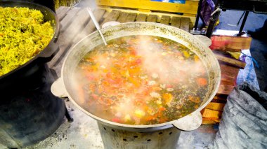 büyük metal tavada yanıyor kaynar çorba