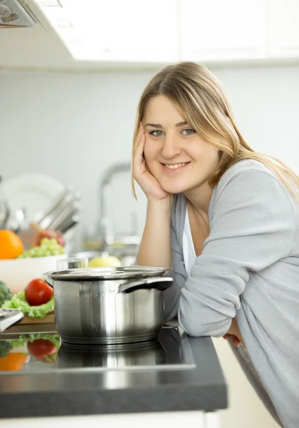 Ritratto di donna felice che cucina sulla cucina moderna — Foto Stock