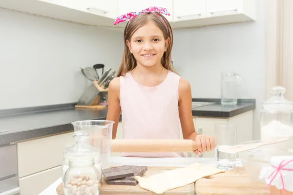 Linda chica aprendiendo culinaria en la cocina —  Fotos de Stock