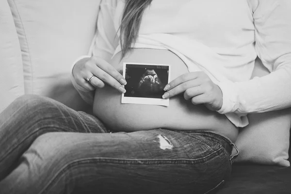 Closeup fotografie těhotné ženy pózuje s ultrazvukem — Stock fotografie