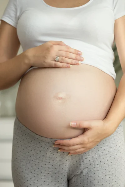 Afgezwakt schot van jonge zwangere vrouw op de 9 maand — Stockfoto