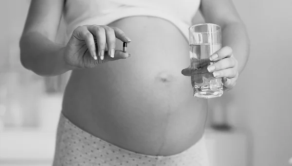 Closeup of pregnant woman posing with medicines — Stock Photo, Image