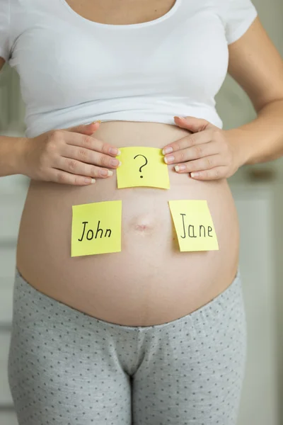 Концепция фото беременной женщины, думающей о будущем ребенке пола — стоковое фото