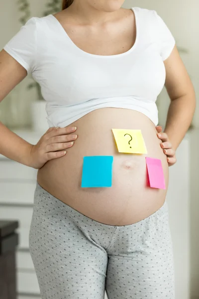 Foto conceitual da mulher grávida pensando no futuro bebê gende — Fotografia de Stock