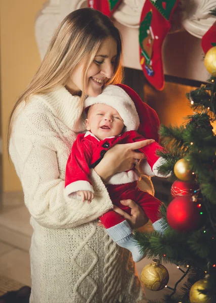 Oğlu Noel Baba kostüm ve gülen anne, poz fotoğraf tonda — Stok fotoğraf