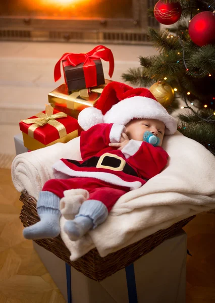 サンタ衣装クリスマスの夜リビングで寝ている男の子の赤ちゃん — ストック写真