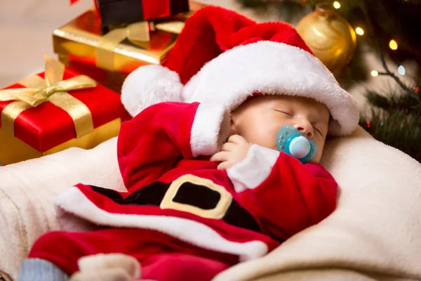 Bebê recém-nascido dormindo em branco e vermelho traje de Papai Noel — Fotografia de Stock