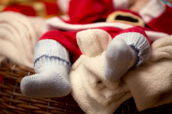 Closeup μωρό ξαπλωμένη στο μπλε μαλλί κάλτσες. Χριστούγεννα έννοια — Φωτογραφία Αρχείου