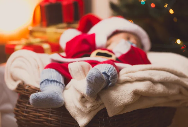 Vértes fotó fekvő aranyos baba Santa kék kötött zokni — Stock Fotó