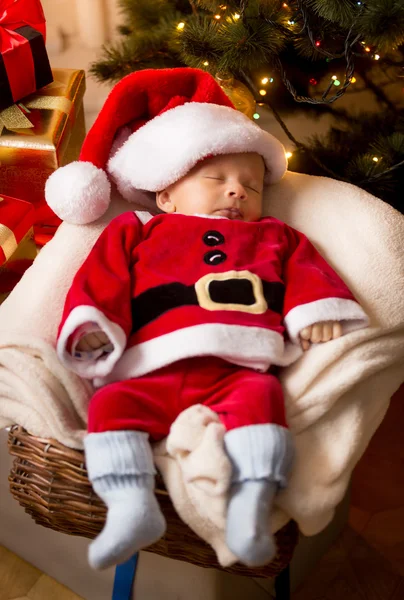 Menino recém-nascido no traje de Papai Noel dormindo na cesta — Fotografia de Stock