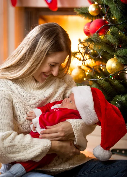 Anne ve bebek çocuk oturma odasında oturup Noel Baba kostüm — Stok fotoğraf