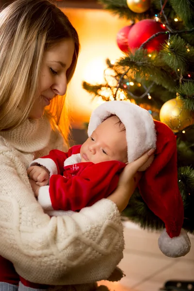 Anne ve bebek Noel Baba kostüm, şömine — Stok fotoğraf