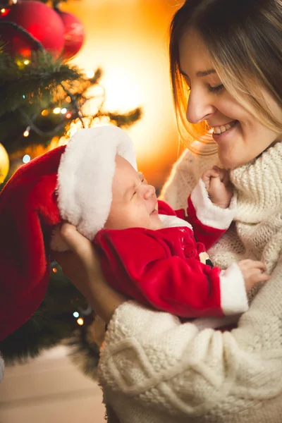 Mãe olhando menino vestido com roupas de Papai Noel — Fotografia de Stock