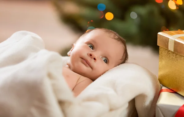 Retrato de bebê recém-nascido bonito deitado sob cobertor bege — Fotografia de Stock