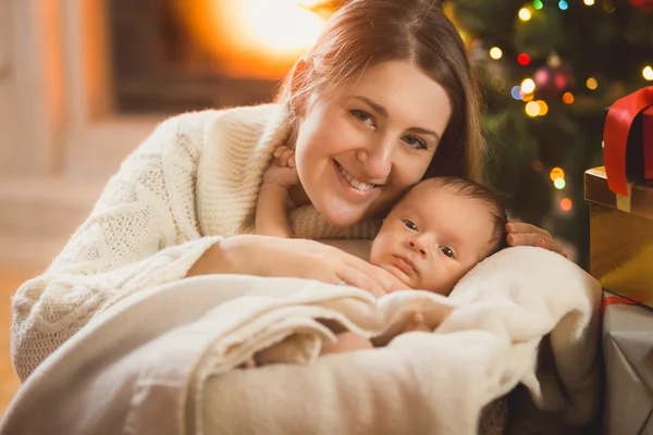 Mutlu anne ve bebek battaniye Noel odada poz içinde — Stok fotoğraf