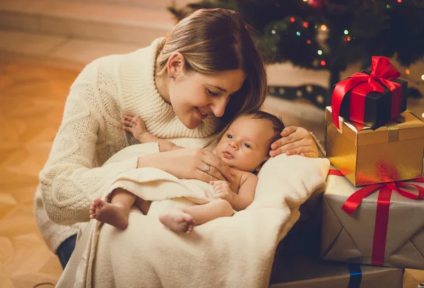 Moeder zoenen babyjongen liggen in woonkamer ingericht voor Chris — Stockfoto