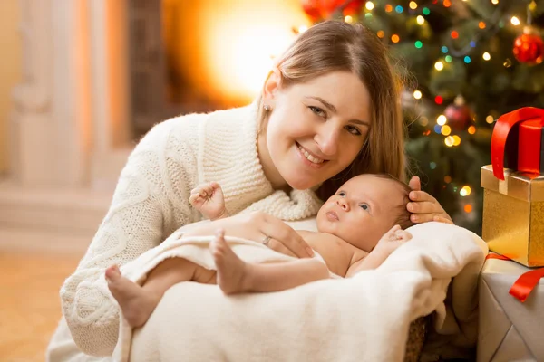 Feliz joven madre posando con bebé recién nacido niño en casa decorat — Foto de Stock