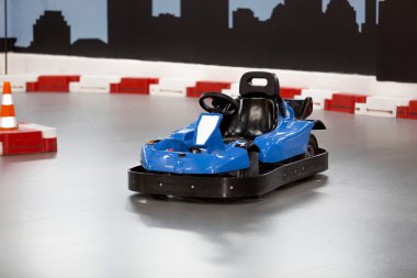 Karting alan engelleri ve küçük mavi kart ile