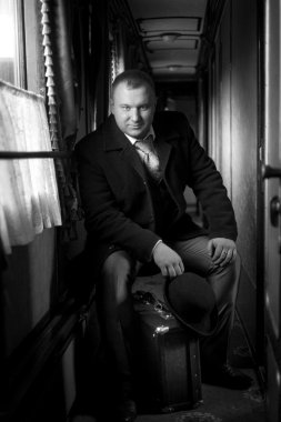 Trende oturan adam retro fotoğrafı siyah-beyaz