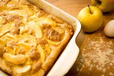 Mutfak masasının üzerinde taze elma ile ev yapımı elma pasta