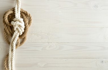 Tonda gemi halatlar üzerinde ahşap arka plan görüntüsünü