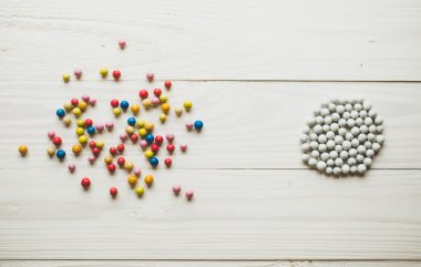 Kaotik renkli topları ve organize beyaz toplar. Kavramsal 